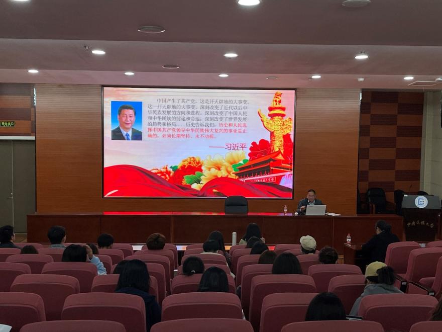 会议室里的人们中度可信度描述已自动生成 会议室里的人们中度可信度描述已自动生成