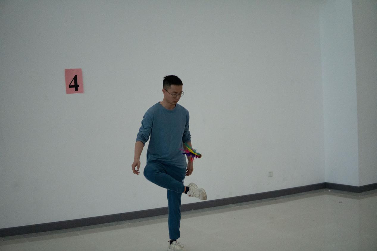 男子30秒个人单脚踢毽 李黎